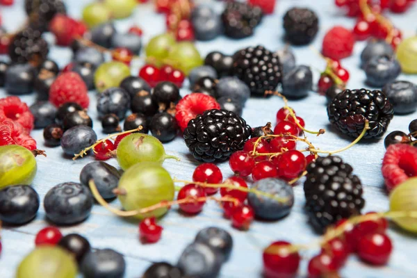 Çeşitli taze yaz meyveleri. Üstten görünüm. Çilek meyve renk gıda dessertberries karıştırın. Antioksidan, detoks diyet, organik meyve.