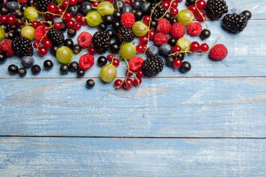 Çeşitli taze yaz meyveleri. Üstten görünüm. Çilek meyve renk gıda dessertberries karıştırın. Antioksidan, detoks diyet, organik meyve.