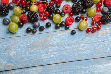 Çeşitli taze yaz meyveleri. Üstten görünüm. Çilek meyve renk gıda dessertberries karıştırın. Antioksidan, detoks diyet, organik meyve.