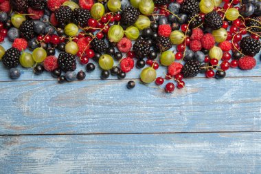 Çeşitli taze yaz meyveleri. Üstten görünüm. Çilek meyve renk gıda dessertberries karıştırın. Antioksidan, detoks diyet, organik meyve.