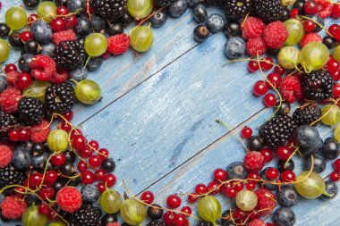 Çeşitli taze yaz meyveleri. Üstten görünüm. Çilek meyve renk gıda dessertberries karıştırın. Antioksidan, detoks diyet, organik meyve.