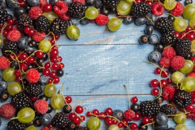 Çeşitli taze yaz meyveleri. Üstten görünüm. Çilek meyve renk gıda dessertberries karıştırın. Antioksidan, detoks diyet, organik meyve.