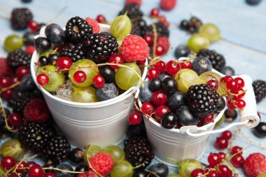 Çeşitli taze yaz meyveleri. Üstten görünüm. Çilek meyve renk gıda dessertberries karıştırın. Antioksidan, detoks diyet, organik meyve.