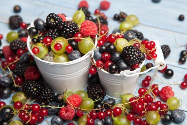 Çeşitli taze yaz meyveleri. Üstten görünüm. Çilek meyve renk gıda dessertberries karıştırın. Antioksidan, detoks diyet, organik meyve.