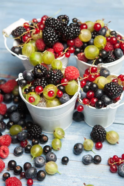 Çeşitli taze yaz meyveleri. Üstten görünüm. Çilek meyve renk gıda dessertberries karıştırın. Antioksidan, detoks diyet, organik meyve.