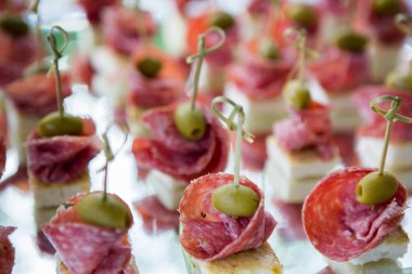 Gıda düğün olay tablo yemek servisi. Büfe doğrultusunda düğün. Lezzetli meze yakın çekim. 