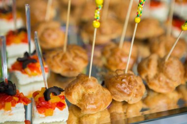 Gıda düğün olay tablo yemek servisi. Büfe doğrultusunda düğün. Lezzetli meze yakın çekim. 