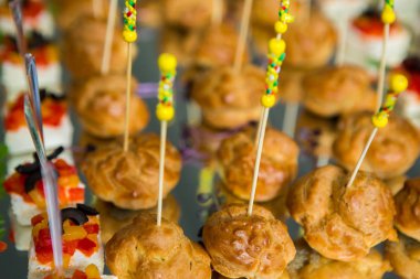 Gıda düğün olay tablo yemek servisi. Büfe doğrultusunda düğün. Lezzetli meze yakın çekim. 