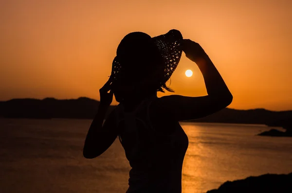 Silueta Una Mujer Feliz Puesta Sol —  Fotos de Stock