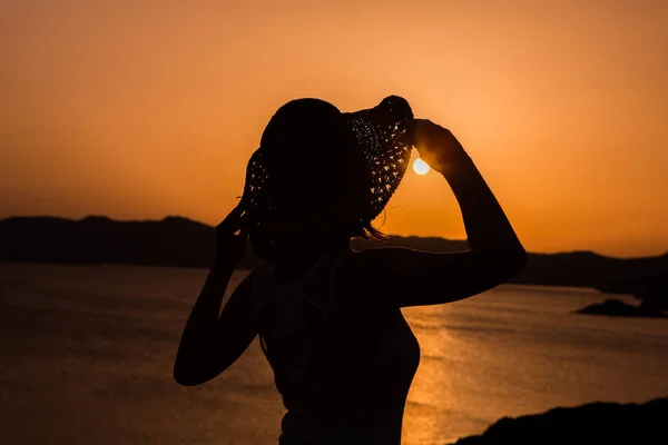 Silhueta Uma Mulher Feliz Pôr Sol — Fotografia de Stock