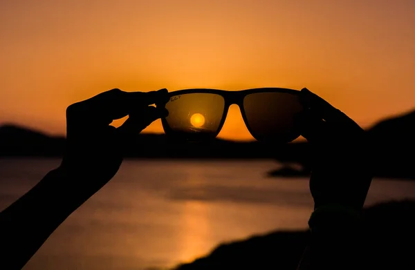 Silhueta Uma Mulher Feliz Pôr Sol — Fotografia de Stock