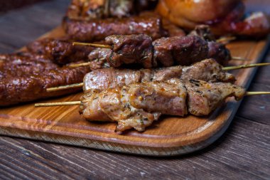 Karışık ızgara et tabağı. Çeşitli lezzetli ızgara et