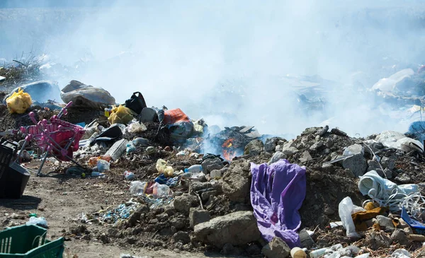 Çöp, hava kirliliğinin neden yanan yığını. Kirliliği kavramı. Çöp