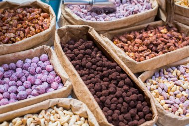 çeşitli fındık sekerli. Gevrek şekerli fındık. Fındık çeşitli oryantal tatlılar.