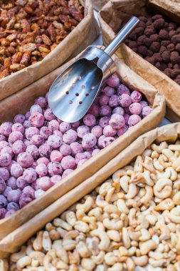 çeşitli fındık sekerli. Gevrek şekerli fındık. Fındık çeşitli oryantal tatlılar.