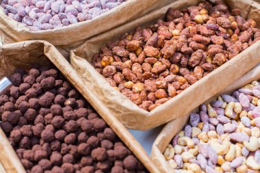 çeşitli fındık sekerli. Gevrek şekerli fındık. Fındık çeşitli oryantal tatlılar.