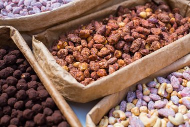 çeşitli fındık sekerli. Gevrek şekerli fındık. Fındık çeşitli oryantal tatlılar.