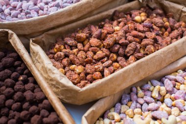 çeşitli fındık sekerli. Gevrek şekerli fındık. Fındık çeşitli oryantal tatlılar.