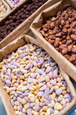 çeşitli fındık sekerli. Gevrek şekerli fındık. Fındık çeşitli oryantal tatlılar.