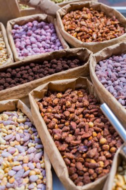 çeşitli fındık sekerli. Gevrek şekerli fındık. Fındık çeşitli oryantal tatlılar.