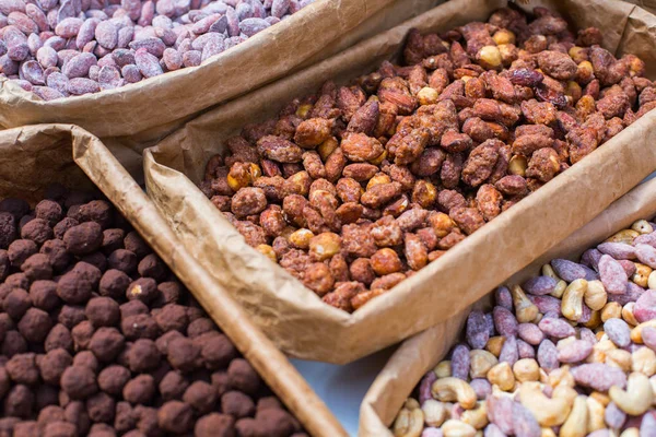 çeşitli fındık sekerli. Gevrek şekerli fındık. Fındık çeşitli oryantal tatlılar.