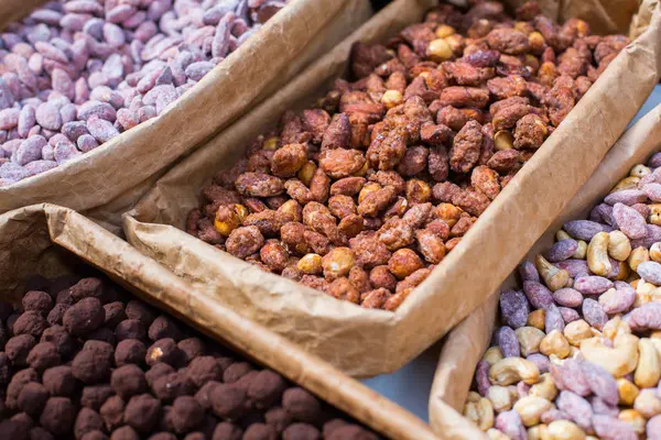 çeşitli fındık sekerli. Gevrek şekerli fındık. Fındık çeşitli oryantal tatlılar.