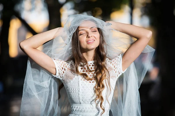 Modefoto Einer Schönen Braut Glückliche Braut Einem Stilvollen Weißen Kleid — Stockfoto