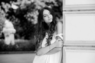 Moda fotoğraf güzel bir gelin. Şık beyaz elbiseli mutlu gelin. Şık gelin buketi ile düğün ve modern elbise şaşırtıcı.