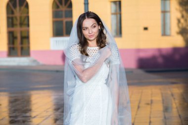 Moda fotoğraf güzel bir gelin. Şık beyaz elbiseli mutlu gelin. Şık gelin buketi ile düğün ve modern elbise şaşırtıcı.