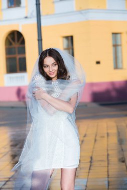 Moda fotoğraf güzel bir gelin. Şık beyaz elbiseli mutlu gelin. Şık gelin buketi ile düğün ve modern elbise şaşırtıcı.