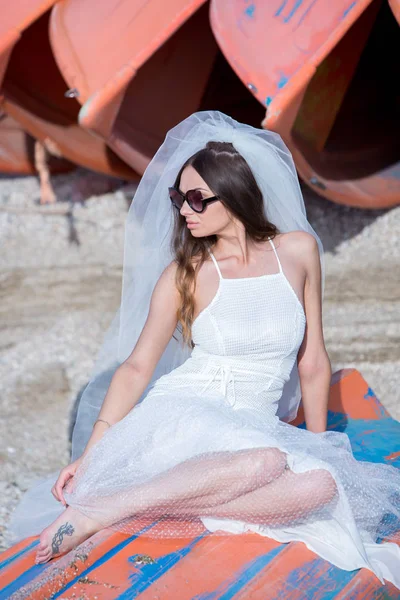 Foto Moda Uma Noiva Bonita Noiva Feliz Vestido Branco Elegante — Fotografia de Stock