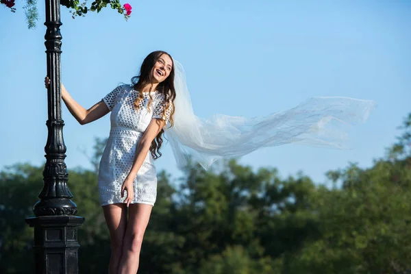 Modefoto Einer Schönen Braut Glückliche Braut Einem Stilvollen Weißen Kleid — Stockfoto