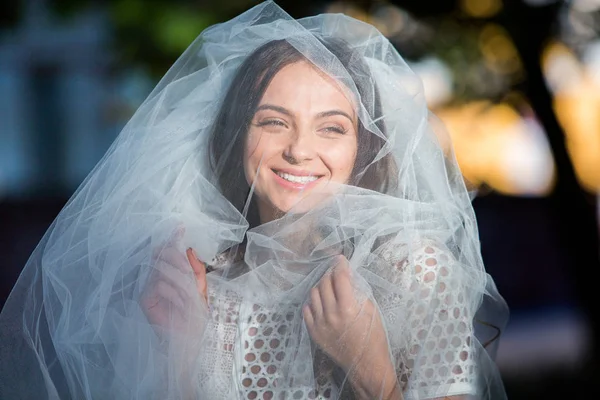 Modefoto Einer Schönen Braut Glückliche Braut Einem Stilvollen Weißen Kleid — Stockfoto