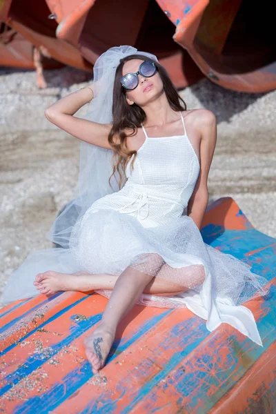 Foto Moda Uma Noiva Bonita Noiva Feliz Vestido Branco Elegante — Fotografia de Stock