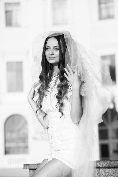 Модное Фото Красивой Невесты Счастливая Невеста Стильном Белом Платье Стильная — стоковое фото