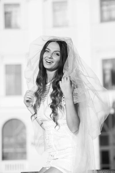Модное Фото Красивой Невесты Счастливая Невеста Стильном Белом Платье Стильная — стоковое фото