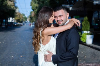 Mutlu gelin ve damat. Evli çift. Sadece evli çift kucakladı. Düğün çifti