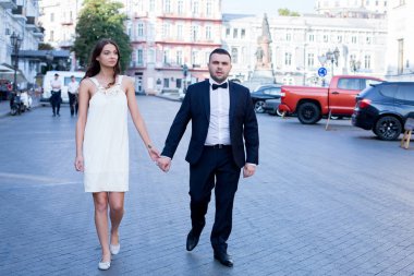 Mutlu gelin ve damat. Evli çift. Sadece evli çift kucakladı. Düğün çifti