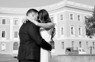 Mutlu gelin ve damat. Evli çift. Sadece evli çift kucakladı. Düğün çifti