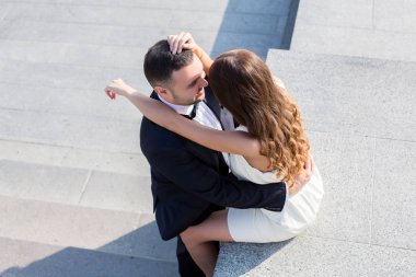 Mutlu gelin ve damat. Evli çift. Sadece evli çift kucakladı. Düğün çifti