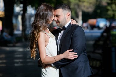 Mutlu gelin ve damat. Evli çift. Sadece evli çift kucakladı. Düğün çifti