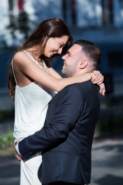 Mutlu gelin ve damat. Evli çift. Sadece evli çift kucakladı. Düğün çifti