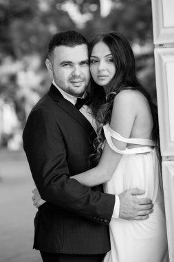 Mutlu gelin ve damat. Evli çift. Sadece evli çift kucakladı. Düğün çifti