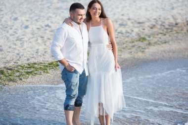 Mutlu gelin ve damat. Evli çift. Sadece evli çift kucakladı. Düğün çifti