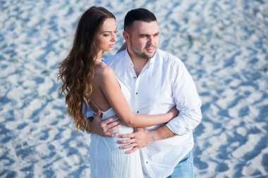 Mutlu gelin ve damat. Evli çift. Sadece evli çift kucakladı. Düğün çifti