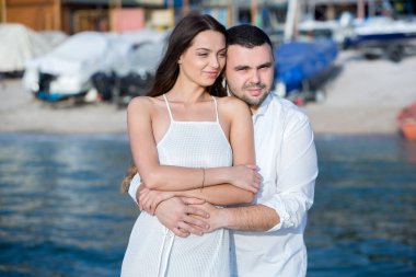 Mutlu gelin ve damat. Evli çift. Sadece evli çift kucakladı. Düğün çifti