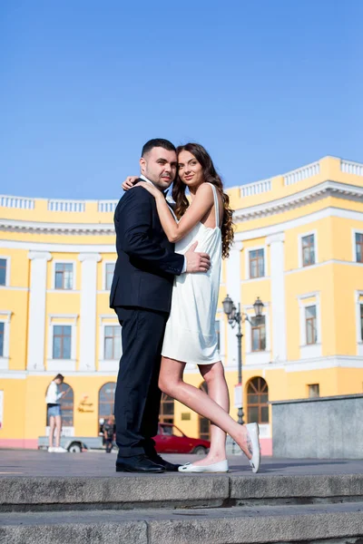 Glückliches Brautpaar Fröhliches Ehepaar Eheleute Umarmten Sich Hochzeitspaar — Stockfoto