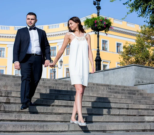Glückliches Brautpaar Fröhliches Ehepaar Eheleute Umarmten Sich Hochzeitspaar — Stockfoto