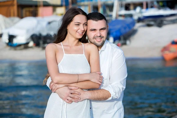 Glückliches Brautpaar Fröhliches Ehepaar Eheleute Umarmten Sich Hochzeitspaar — Stockfoto