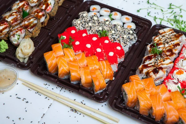 Rolos Comida Japonesa Caixa Plástico Sushi Definido Pacote Plástico Fechar — Fotografia de Stock